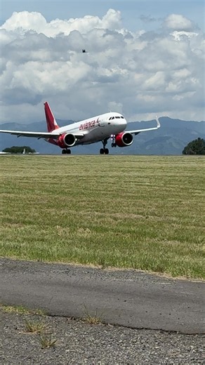 Aterrizaje de @avianca con su @Airbus a320 Neo de El Salvador #salvador #costarica #colombia #aviation #airport