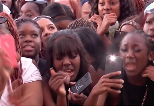 这现场太炸了 火遍大江南北的歌曲《The Box》神级现场