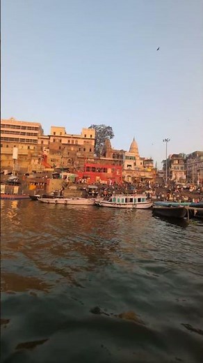 聖地バラナシ ガンジス川をゆく大型ボートの旅｜Ganges River Boat Experience