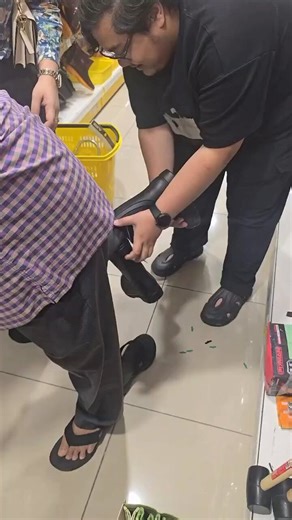 Don't worry guys. A few minutes later the boots were successfully removed. But I couldn't get home with my dad. Try again next time, boots