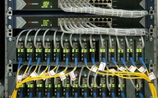 60秒看完小型网路机房漂亮的理线施工。上海机柜安装理线，机房强弱电布线，网络综合布线，弱电机房改造找荣珲智能科技