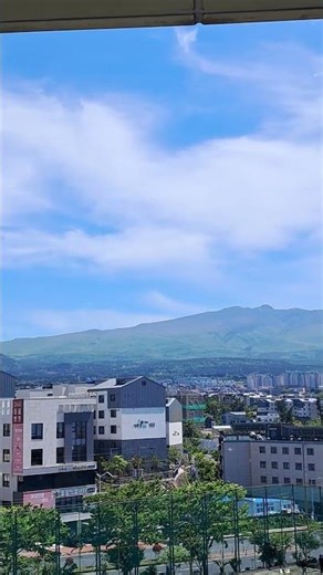 맑은 날의 한라산은 닿을 듯하다.