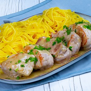 Voici comment cuisiner la VIANDE DE PORC comme un vrai CHEF FRANÇAIS ! Ingrédients: filet de porc - 600 g sel - 10 g poivre noir - 5 g huile d'olive - 20 ml oignon - 100 g ail - 1 gousse beurre - 50g farine - 40 g vin blanc - 100 ml bouillon de boeuf concentré - 400 ml brie - 120 g | Cookrate - France