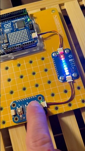 Arduino uno r4 WiFi con modulinos pixels y botones