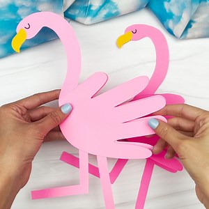 This cute flamingo craft is so fun for kids to make this summer! Get the template on the blog. | Simple Everyday Mom