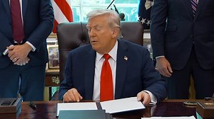 🇺🇸 🔥 NO MORE FLAG BURNING? #TRUMP signs executive order on flag desecration, calling for a mandatory one-year prison sentence. INFO: kwtx.com/2025/08/25/trump-moves-ban-flag-burning-despite-supreme-court-ruling-that-constitution-allows-it/ | KWTX News 10