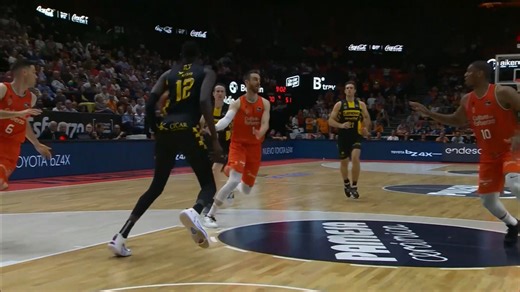 🔎 Robo 🏃 Transición 🚫👀 Pase sin mirar 2️⃣➕1️⃣ ...and one! Una de las mejores jugadas del domingo, cortesía de Víctor Claver y Xabi López-Arostegui 🧡 | Valencia Basket Club