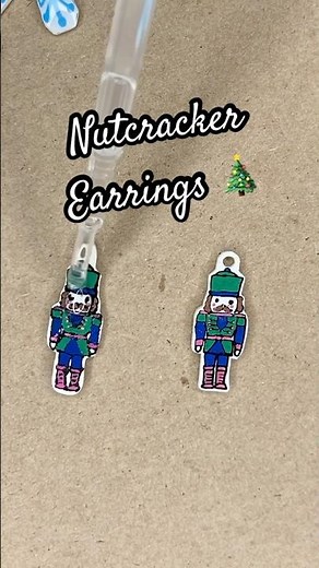 DIY Shrinky Dink Christmas Jewelry #diyjewelry #shrinkydinks