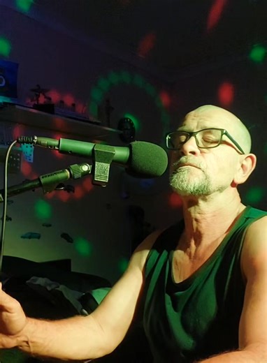 Somebody's Knocking'. Terri Gibbs....maybe adistant relation who couldn't cut it with the harmonies. 😉✌️ Music rights and backing track by Jamzone App, power by Joyo Bsk-80. #coversong #fyp #joyo #jamzone