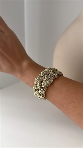 Azunudo on Instagram: "Pulsera trenzada a crochet ✨trenza de cuatro cabos. Hilo Shein - Referencia: sh25031444661916028 Calendario de adviento - Día 21 - Braided bracelet #crochet #ideasregalos #hazlotumismo #pulseracrochet #handmadejewelry"