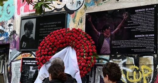 Αλέξης Γρηγορόπουλος: Πορεία μνήμης στο κέντρο της Αθήνας - Αφήνουν λουλούδια στο σημείο όπου δολοφονήθηκε