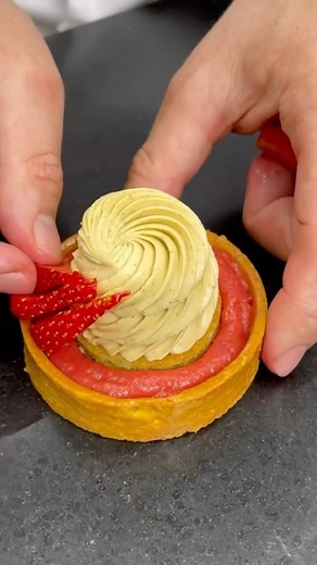 Le Coin Des Pâtissiers on Instagram: "🇫🇷Tartelettes pistache fraise by @nicolas_lambert @kica_academy , vous en pensez quoi ?🤤😍 Tag un ami fan de pâtisserie !!🤤⬇️💭 • • 🇬🇧Pistachio strawberry tart by @nicolas_lambert @kica_academy , what do you think ?🤤😍 Tag a friend fan of pastry!!🤤⬇️💭 • • 🧁My pastry @reda_lcdp 🍰Pastry @lecoindespatissiers • • #patisserie #pastry #pastrychef #toulouse #chocolate #creme #cream #creamy #vanille #vanilla #food #dessert"