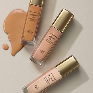 Tas brīdis ir klāt! Jaunais #MaxFactor Radiant Lift tonālais krēms mirdzošai un veselīgai sejas ādai jau veikalos DrogasLatvija. #YouXMaxFactor #RadiantLift | Max Factor LV