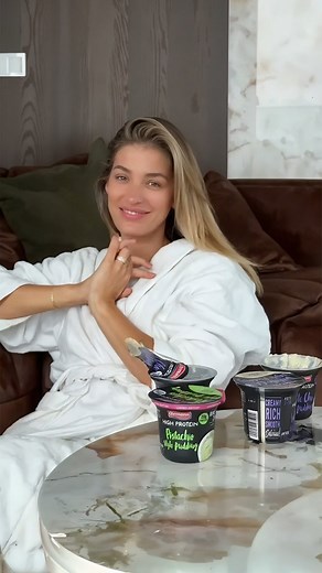 Jasmina Alagič on Instagram: "Niekedy máš chuť sa len tak prejedať s najlepšou kamoškou, ale zároveň nemáš chut sa ráno zobudiť o niekoľko kíl ťažšia a tak mám pre Teba tento môj obľúbený dezert od @ehrmann_cz_sk , ktorý Ti zaručene dvihne náladu a nie váhu 😅🤍"