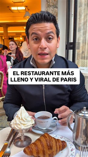 El brunch en @caretteofficiel es un furor en Paris, una visita obligada si andas por esta ciudad! Eso sí, llega temprano (8am aprox) porque se arma un filón enorme! ¿Vale la pena? El chocolate famoso de paris lo encuentras aquí en Carette y unos toast bastante buenos! Yo pedí el de trufa negra y una joya! Una buena parada técnica antes de ir a la torre eiffel ya que está en el barrio de Trocadero. | Como Comí