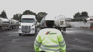En CEMEX buscamos seguir construyendo un futuro juntos, donde hombres y mujeres puedan lograr sus sueños por igual. Conoce a Victoria, Lizet y Karina, operadoras de autotransporte que no dejan que el “no puedo” las detenga. | Cemex México