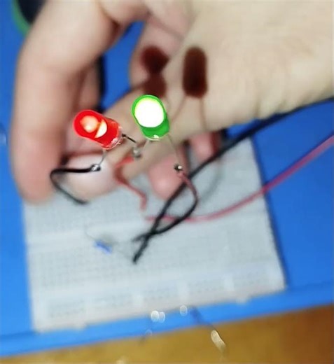diy bi-color led using two common LEDs #shorts #reels #diyelectronics