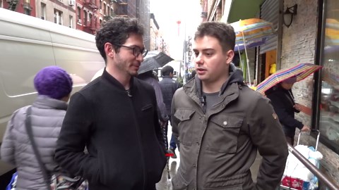 Fluent Chinese buyers: Foreigners stun market vendors