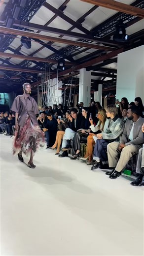 Eva Chen on Instagram: "@louise_trotter_ debut for #bottegaveneta: sublime and worthy of bringing back my slo-mo videos ✅✅"