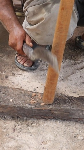Sati chops wood for to make handle hoe #thecreative #reels2025 #reelsfb #tools | The creative