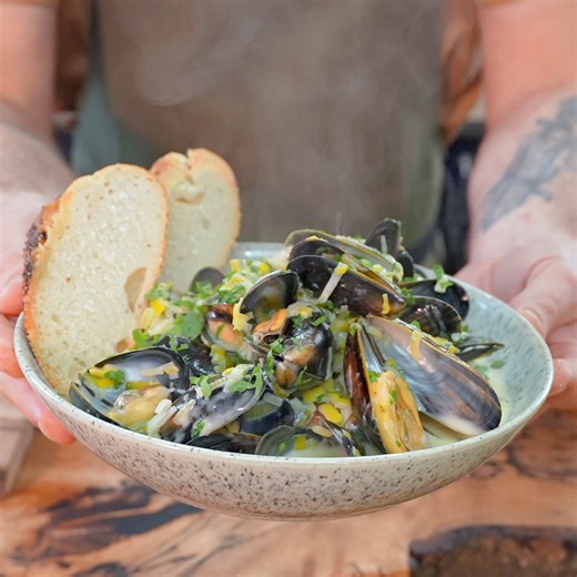Learn how to clean and cook fresh mussels in this delicious recipe featuring a creamy white wine and leek sauce. #mussels #recipe #recipes | Pinch of Mint
