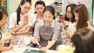 🌸 Introducing G.G.: Master of Korean Buttercream Flower Cakes 🌸 Get ready to immerse yourself in exquisite cake artistry with G.G., a true Korean buttercream flower cake visionary. With an impressive 12-year journey in the industry, G.G is the sole inventor of the renowned Glossy Buttercream, a groundbreaking creation that has taken the cake decorating world by storm. She is a YouTube sensation, sharing her expertise and passion for Korean buttercream flowers through engaging online content. H