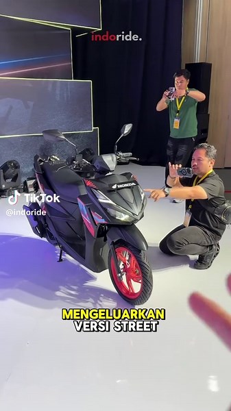 Honda gak bisa diem! Sekarang mereka merilis Honda Vario 125 versi Street nih. Tampilannya makin berani dengan perpaduan warna yang nyentrik dan juga stang terbuka. AHM menyebutkan bahwa Vario 125 street diposisikan sebagai matic yang gak cuma bisa buat jadi transportasi, tapi juga bisa jadi lifestyle bagi pengendaranya. Uda pake USB TYPE C juga Di console box nya Cakep banget sih body depannya!! Sekilas jadi mirip Vario LED Old lagi nih😍 Gimana menurut kalian? Coba komen #vario125street #vario