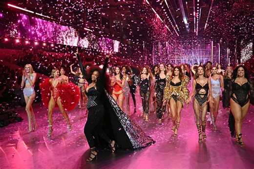 Del debut de una supermodelo de los 90 al concierto de Cher: así fue el esperado regreso del Victoria’s Secret Fashion Show este 2024