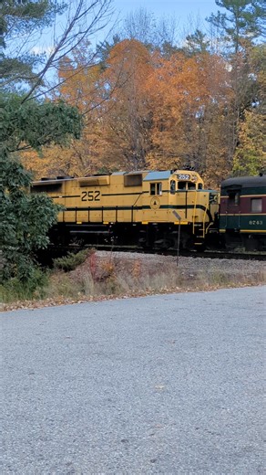 Conway Scenic train going through Bartlett New Hampshire! 10 8 25 #thenaturenomad #traintravel #trainride #conwayscenictrain #NewHampshire | The Nature Nomad