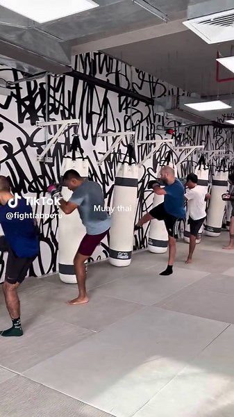 Lleva tus entrenamientos al siguiente nivel en FIGHTLAB 🔥 Clases para todas las edades y niveles. ¡Aquí entrenamos cuerpo y mente como verdaderos fighters! 🥊💪 ✨ Agenda tu clase de prueba GRATIS y unete a la familia #Fighter 📍Miraflores: Av. Mariscal La Mar 1253 📍Surco: Jr. Cruz del Sur 140 (Edificio Time, frente al Jockey) 🥊 Boxing | Functional | Jiu Jitsu | Muay Thai | Booty Lab | Kids | Teens ¡Y mucho más! #training #muaythai #martialarts #fighters #FIGHTLABPERU #artesmarciales #boxing #