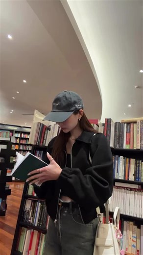 🐼❤Nurdesoraya IG reel..🐬🦌💜 Browsing book. 📚📚 #TKNur #Nurdesoraya #Snurentertaiment #Chowder @nurdesoraya