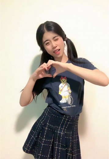 Creative Hand Movements by Chloe Bobo