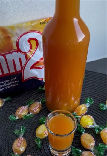 Nimm 2 Likör 🍬🍊 Fruchtig, süß & mega lecker – perfekt für die nächste Mädelsrunde oder als Mitbringsel! 🧡 Zutaten: • 270 g Nimm 2 Bonbons • 1500 g Multivitaminsaft • 550 g Wodka 💡 Tipp: Im Kühlschrank aufbewahren – gut gekühlt schmeckt er am besten! Speicher dir das Rezept ab & markiere jemanden, mit dem du ihn probieren würdest! 🧡 #thermomix #likör #nimm2 #selbstgemacht #geschenkidee