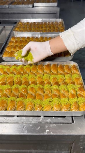 Hiç durmadan baklava fabrikasında bol Antep fıstıklı şöbiyet tatlısı yapıyorlar! #foodie #reklam