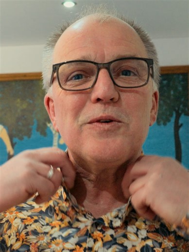 Udo Casanova gibt alles für Bienchen ❤️😂 Wilfried hilft… auf seine Art. Lovebird & Iced Tea am Start. Code UDO für 10%. @HOLY Softdrinks #holysoftdrinks #valentinesday #fiat500