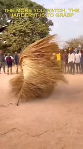 Le 'Kumpo', une danse mythique, trouve son origine chez le sous-groupe 'Cassa'de la tribu 'Jola', présente en Gambie, au Sénégal et en Guinée-Bissau. Cette danse masquée est particulièrement populaire dans le district de Foni et la région de Casamance au Sénégal. Le masque Kumpo est fabriqué à partir de feuilles de palmier séchées, fines et de couleur beige, qui recouvrent entièrement le danseur, de la tête aux pieds. Une autre caractéristique est un bâton fixé sur la tête du danseur, lui permet