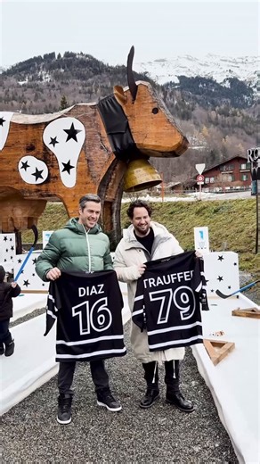 Trauffer Switzerland 🇨🇭 on Instagram: "Weekend Update Nr. 1️⃣0️⃣5️⃣ ❄️⛳️🔥 Was für ein Start! 🤩 Zur Eröffnung unserer ICE-Minigolf-Erlebnisbahn hätten wir uns keinen besseren Spielpartner wünschen können… @raphael_diaz_official hat persönlich unser Eis getestet – kontrolliert – und natürlich gleich richtig eingeweiht. 😎🏒💥 DAS ERGEBNIS ❗️ Top Stimmung. Viel Gelächter. Und ein ICE-Minigolf, das mehr als bereit ist für einen grossartigen Winter! ❄️🙌✨ Danke Raphael fürs Vorbeikommen – und daf