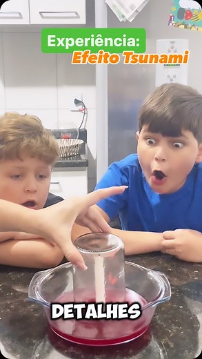 Patrícia Lima on Instagram: "Um experimento que “quase” deu errado do Efeito Tsunami. Material necessário: ✅ Um recipiente com água; ✅ Corante de qualquer cor (somente para mudar a cor da água, caso não tenha o corante, não tem problema); ✅ Uma vela para ficar no centro do recipiente; ✅ Um pote de vidro para você borrifar álcool ou perfume dentro; Explicação do Efeito: Este experimento tem como objetivo demonstrar, didaticamente, princípios da hidrostática. Inicialmente, quando a garrafa é coloc