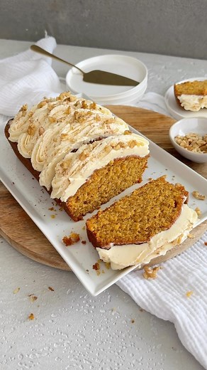 Duygu on Instagram: "Diesen Kuchen werdet ihr garantiert jeden Tag essen wollen 😍 Saftiger und weicher Carrot Cake 👌🏼 Zutaten: 200 g Karotten (ca. 2-3 große) 3 Eier 200 g Mehl 100 ml Öl 170 g brauner Zucker 1 Pck. Vanillezucker 2 TL Zimt 2,5 TL Backpulver Frosting: 300 g Frischkäse (Doppelrahmstufe) 80 g Puderzucker 1 TL Vanillepaste Außerdem: Walnüsse Zimt Form: 24 cm 180 Grad O-/U (vorgeheizt) ca. 40-45 Minuten #carrotcake #kuchenrezepte #kuchen #essen #cookbakery #rezeptideen #foodinspo #v