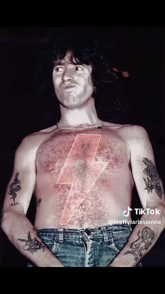 High Voltage 💿 Live Wire 🎙 @✡️SteffyLaPatriote†🇫🇷🇳🇱 @✡️SteffyLaPatriote†🇫🇷🇳🇱 #acdc #highvoltage #livewire #bonscott #angusyoung #malcolmyoung #legend #frontman #annees70 #1976 #hardrock #musique #musiquetiktok #musica #foryouu #pourtoii #pourtoi #vues #visibilité #steffylarlesienne #steffylapatriote #dsl77 #cafe #coffee #viralditiktok #virallllllllllllll