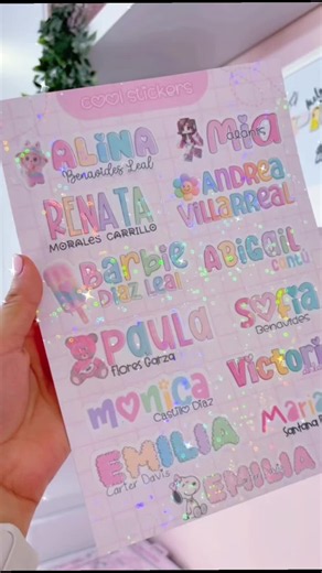 🩷Cool Stickers ! ✌🏻 Plantilla editable en Canva Ya disponible en mi tienda online 😋 👉🏻www.hollypaper.com Incluye : 🤍Plantilla editable en canva 🤍 de 50 combinaciones tipográficas 🤍 de 50 elementos para decorar tus stickers 🤍30 mix de colores 🤍 Freebies !