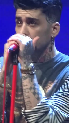 Zayn performing alienated in Manchester 24/11/24 cr: ?