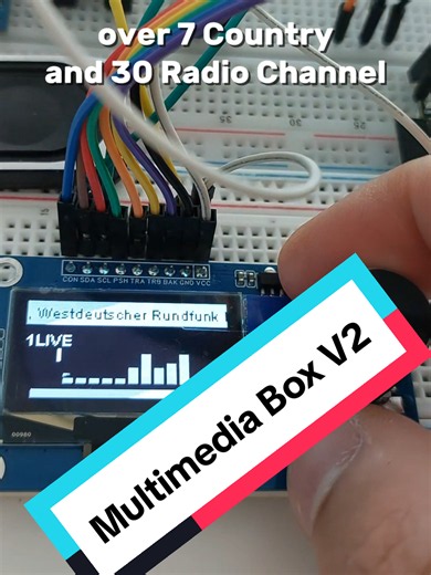 HD Robotics Multimedia Box V2 – ESP32-S3 Online Radio & MP3 Player In diesem Video stelle ich meine neue HD Robotics Multimedia Box Version 2 vor. Das Projekt basiert auf einem ESP32-S3 N8R2 und vereint moderne Multimedia-, Bluetooth- und Wetterfunktionen in einem kompakten Gerät. Die Hardware besteht aus einem 1,3 Zoll OLED-Display, einem Rotary Encoder mit Joystick-Funktion zur einfachen Menüsteuerung, einem MAX98357A Audioverstärker-Modul mit integriertem Lautsprecher sowie einem BMP180 Senso