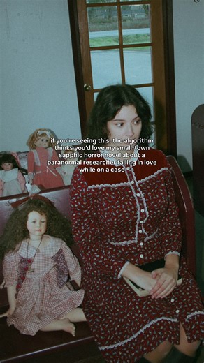 🔦The Monsters We Made follows YouTubers who fake their relationship and paranormal encounters. When their road trip leads them to a small town in Nebraska, they discover something real (and terrifying.) Perfect for readers who love 👽 Cryptids and urban legends 🛸 Monster-of-the-week episodes of X-Files 💜 Sapphic romance 🔗 in my bıo to p r e o r d e r