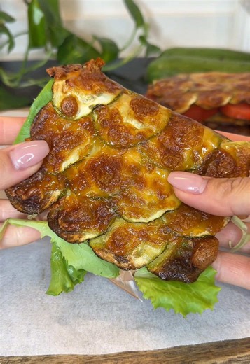 Sandwich di zucchine al forno 🥒 1 zucchina Mozzarella x pizza o formaggio grattugiato Cottura: 20 min a 180 gradi ventilato Fallo riposare almeno 10 min prima di farcire Per un risultato migliore dopo averli cotti la prima volta, li capovolgi e aggiungi un po’ di mozzarella e rimetti in forno per 5-7 minuti #sandwich #zucchine #ricette #ricettefacili #fit panino