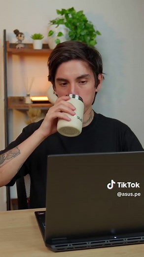 ¡Unboxing de la ASUS TUF Gaming A16! 😮‍💨🎮 Rendimiento increíble y diseño resistente para gamers exigentes. Con procesador AMD Ryzen 7, 16 GB de RAM y gráfica NVIDIA RTX 5070. Diseñada para ofrecer excelente potencia y fluidez en cada partida y proyecto exigente 💻🔥 #TUFGamingA16 #ASUS #Unboxing #LaptopGamer #RTX5070