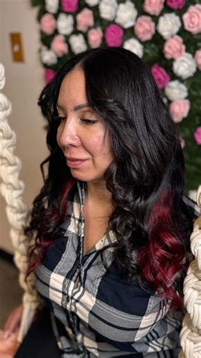 Jennifer Vigueras on Instagram: "Let’s talk extensions done the right way ✨ This look features nano tip extensions installed by @akira.simplisticelegance paired with a braidless install by me for a result that’s versatile, lightweight, natural, and gentle on the scalp 💆🏽‍♀️ ✨ Why nano tips? • Small, discreet beads for a seamless blend • Great for adding length and density • Low tension = healthier hair retention ✨ Why braidless installs? • No tight braids or unnecessary pulling • Allows your n