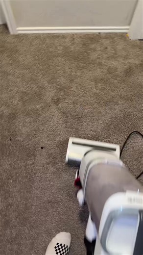 natural vacuum :) boy oh boy am i glad i put a rug under my dining table 😭 my carpets would have been destroyed 😂 and the living room carpet looks so much worse on camera 😂😂 looks white from where im sitting, but turn on that camera and it’ll tell you otherwise 😂😂 #fyp #foryou #carpet #vacuuming #asmr