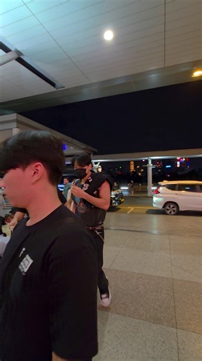 [VID] 16.11.2025 RAIN@ Tan Son Nhat Int'l Airport Departure Rain đã có mặt tại sân bay Tân Sơn Nhất đáp chuyến bay về Hàn tối nay Credit: Thy Nguyen@RVN | RVN- 비 Rain Vietnam Fanpage