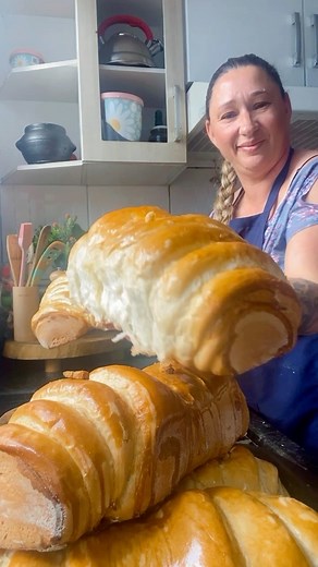 Pão caseiro de torresmo/ Pão de torresmo Ingredientes para 7 pães grandes ou 14 pães pequenos Esponja 1.500 de água temperatura ambiente 3 ovos 12 colheres de sopa de açúcar 50gr de fermento biológico seco 2 colheres de sopa de banha 3 colheres de sopa de manteiga Descascar por aproximadamente 30 minutos ou até formar uma espuma por cima e acrescentar 2.800kg de farinha 2 colheres de sal | Chefnaxepa